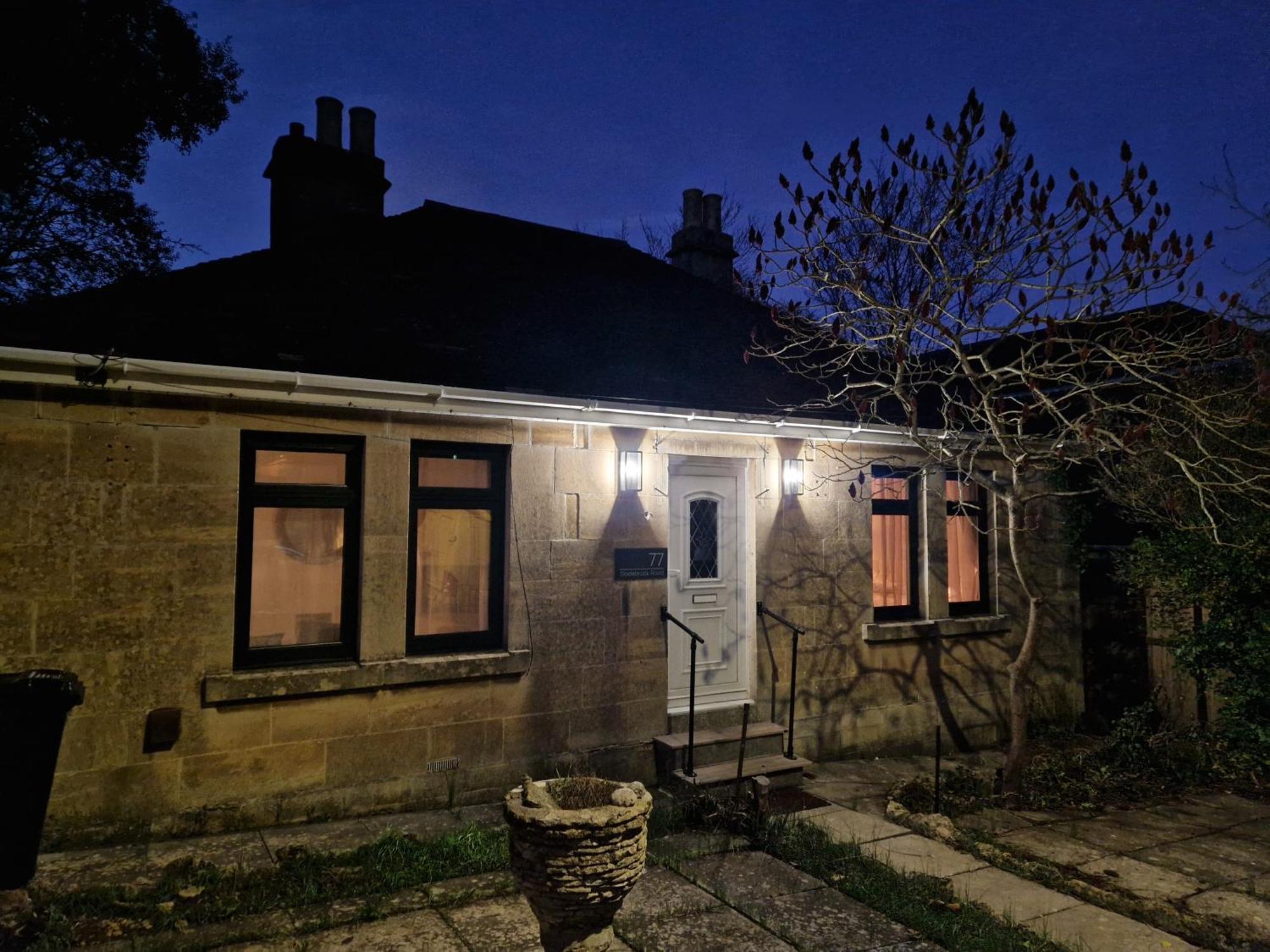Newly Renovated 2-Bed Bungalow บาธ ภายนอก รูปภาพ